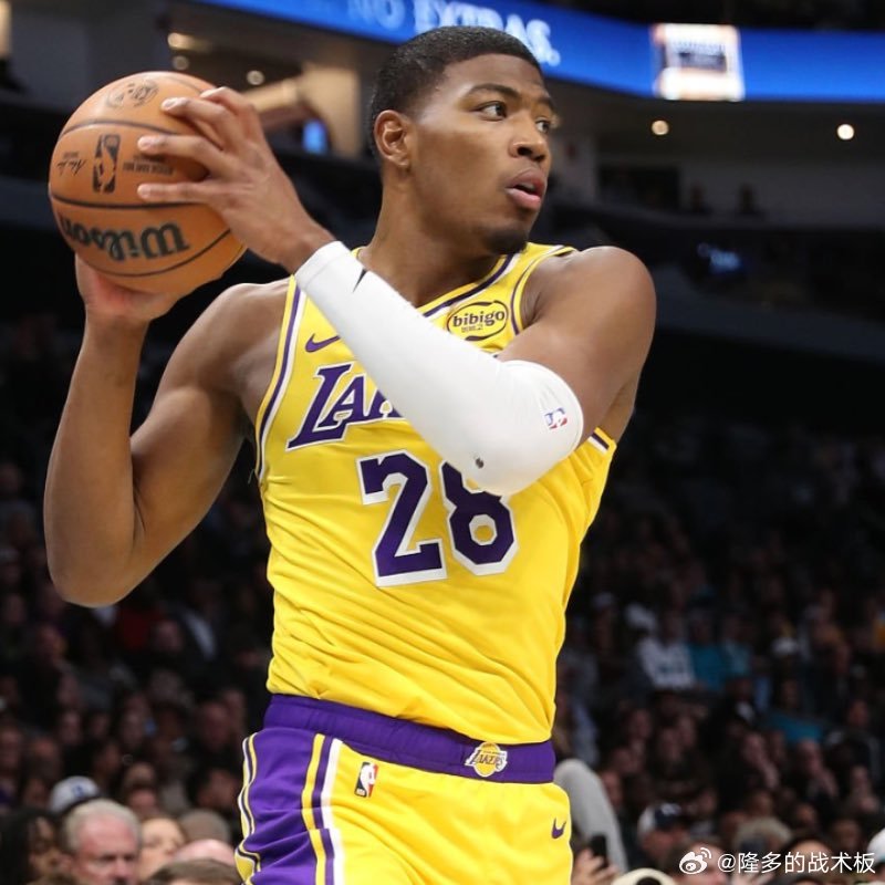 八村表示防守需要团队协作：“我认为关键在于站位要合适，并且防守组要沟通顺畅，我们