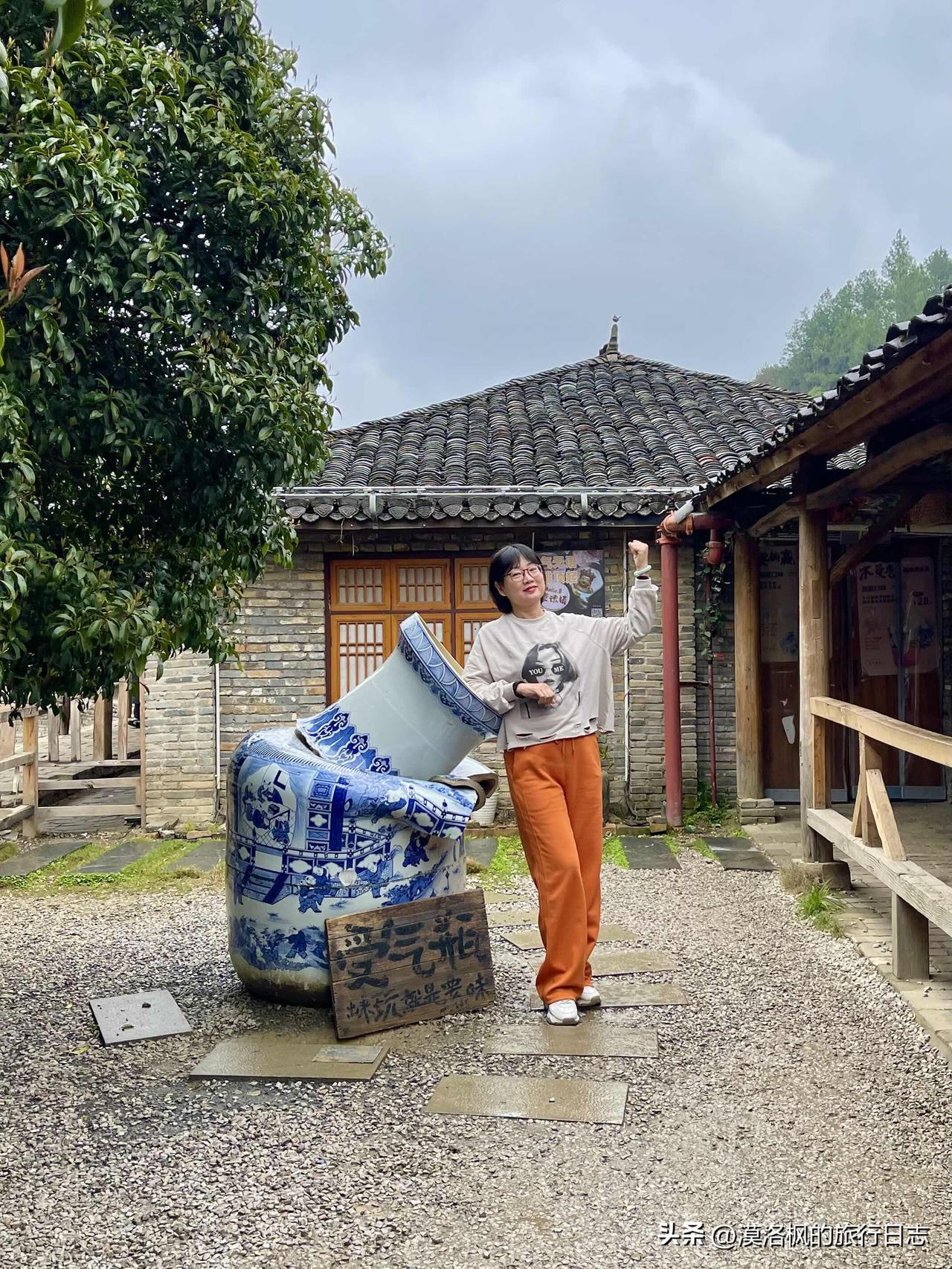 来景德镇的第一天，我去了三宝村。
三宝村应该怎么玩，网上的攻略基本上都是推荐骑电