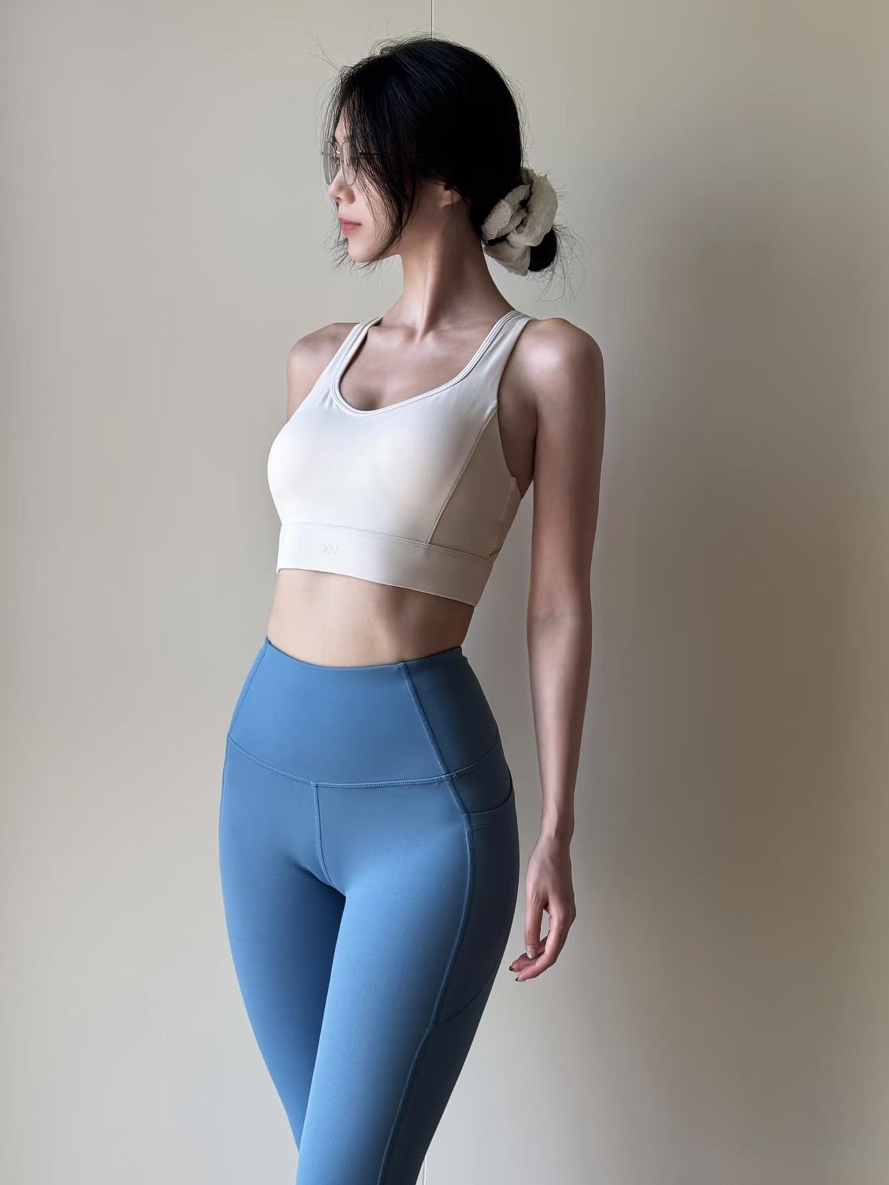 《一抹纯色，勾勒她的运动之美》
她身姿曼妙，线条如流畅的诗篇。简约的运动背心轻柔