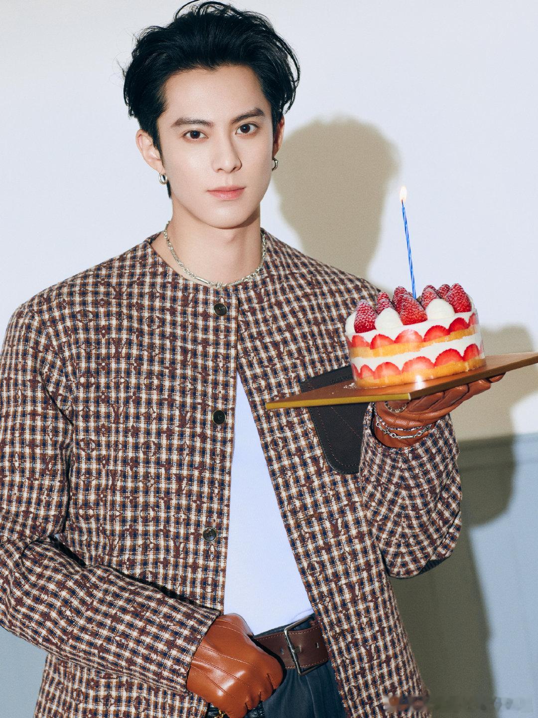 王鹤棣庆生照. 祝王鹤棣27岁生日快乐！戏里角色鲜活出圈，戏外坦荡炙热闪耀，步履