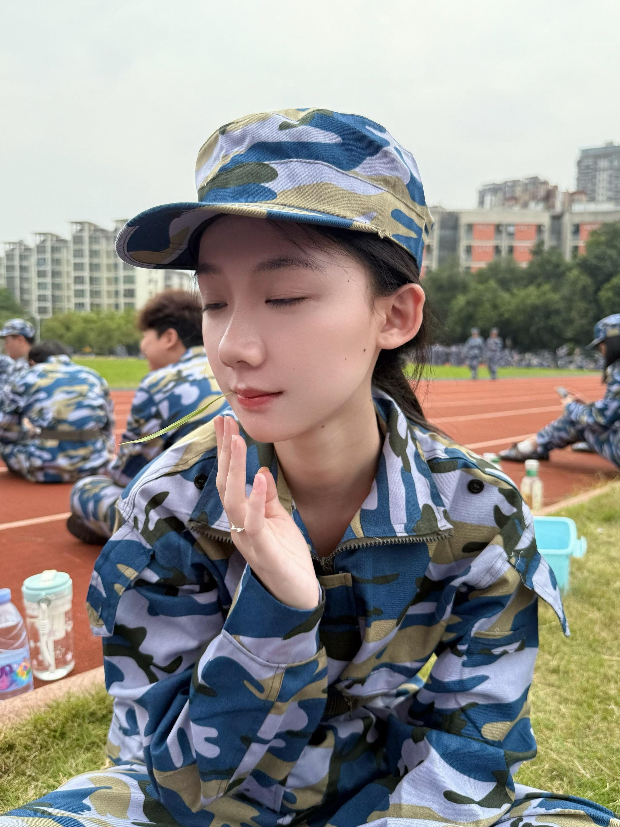 你那软绵绵的照片就别配硬曲了