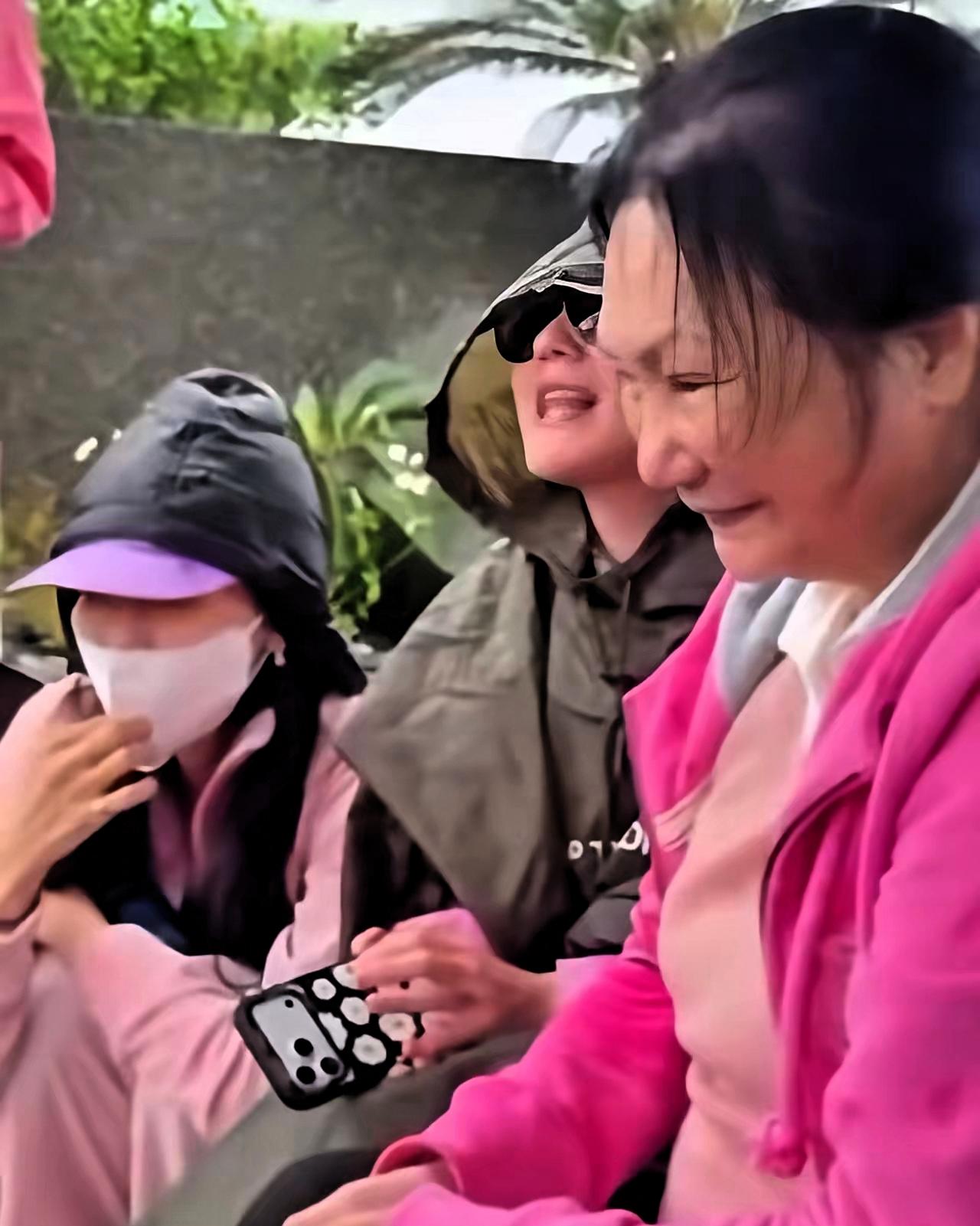 谁能想到，一场生日相聚，却是在墓园之中。小S与S妈来到金宝山，陪伴大S度过冥诞，