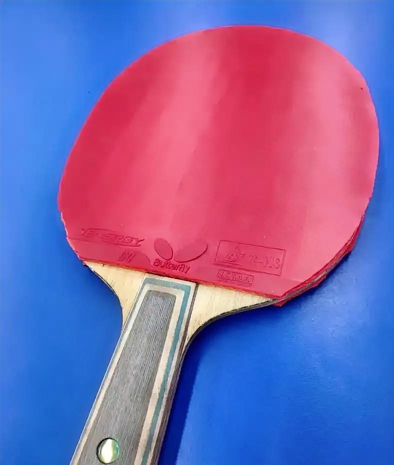 看乒乓球比赛，常会发现选手把球拍交裁判保管，有时却不用，主要是看赛事级别。

你