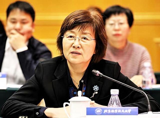 东风-17导弹研发过程中，遇到一个大难题：导弹高速飞行时特别容易受外部电子干扰影