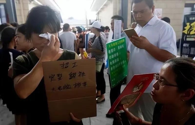 最近刷到不少加拿大本地打工人吐槽的帖子，说现在不少服务业岗位时薪刚摸到16加元，