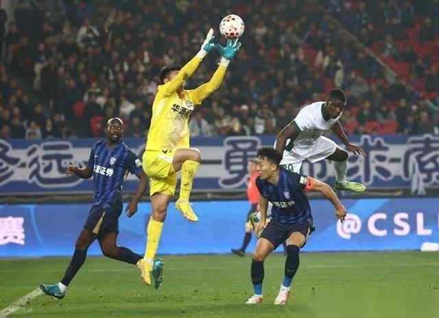 中超首轮，武汉三镇0比2输给了北京国安。根据赛后战报和咪咕视频的转播画面，门将方