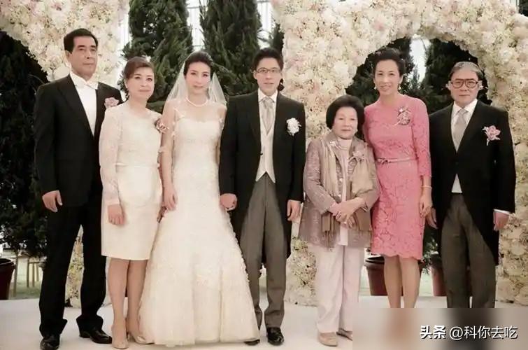 霍启刚深情回忆奶奶吕燕妮，但豪门温情背后，是条铁血家规。
二房三房子女，只能当