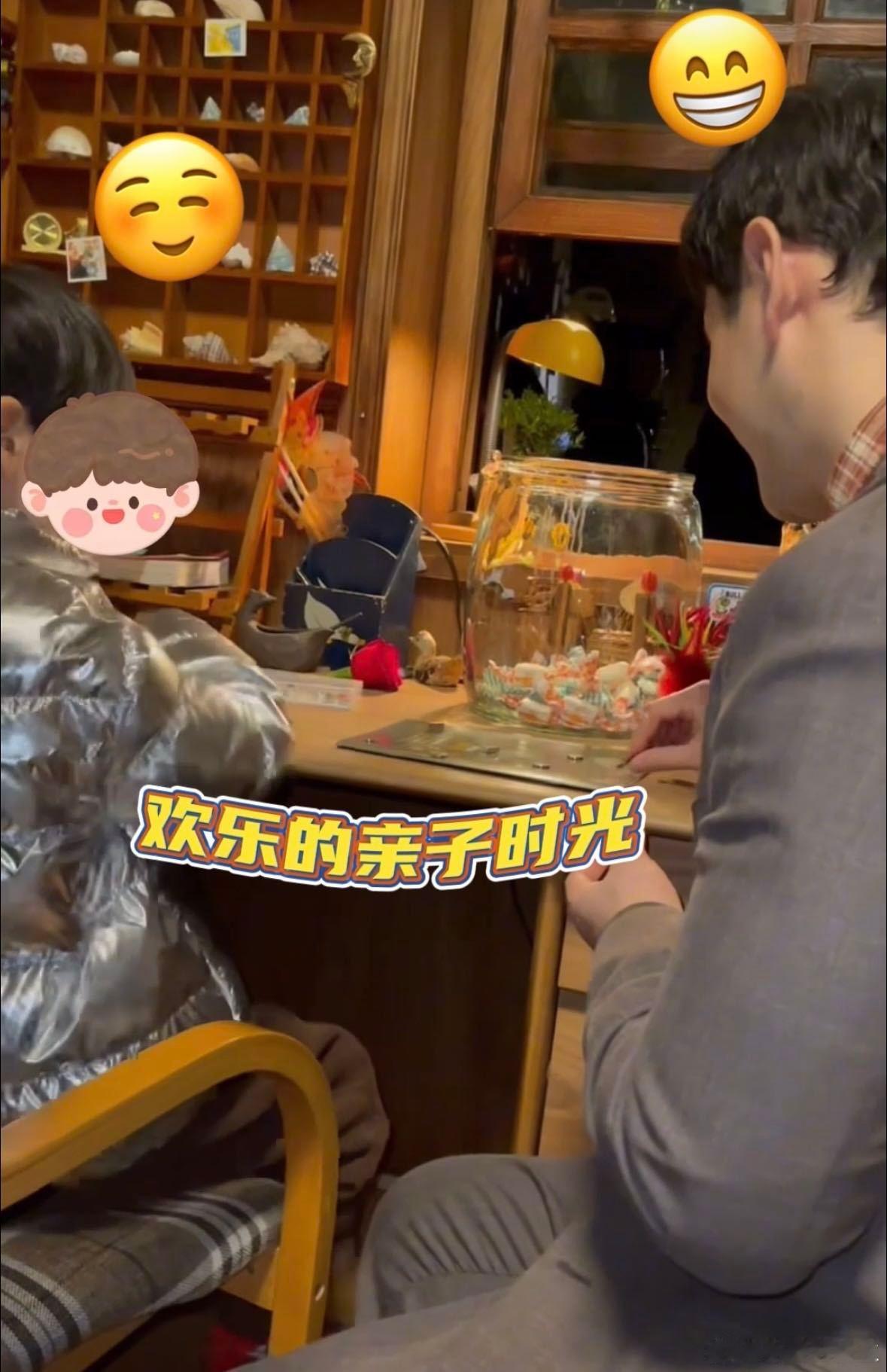 小海绵探班黄晓明虽然小海绵还小，但他已经表现出与爸爸黄晓明极为亲密的互动，看着他