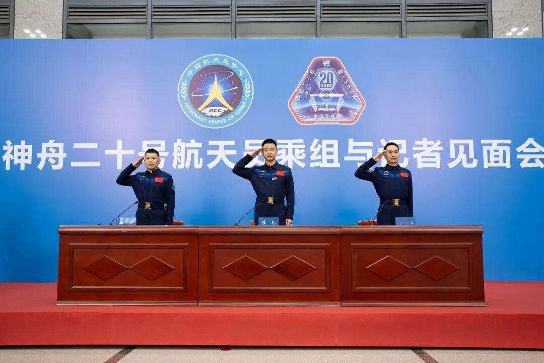 【神舟二十号航天员乘组返回后公开亮相了！神二十乘组因飞船舷窗裂纹推迟返回，后改乘