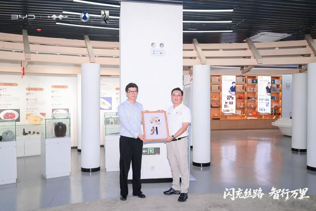 【闪充破局丝路，智驾稳驭万里！比亚迪护航海上新丝路】近日，2026丝绸之路万里行