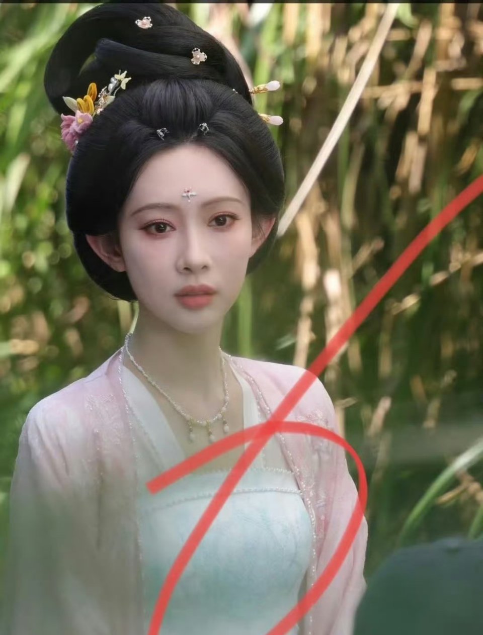 突然理解张雅钦为了唐妆剧增肥了，这发包太大 ​ ​​​