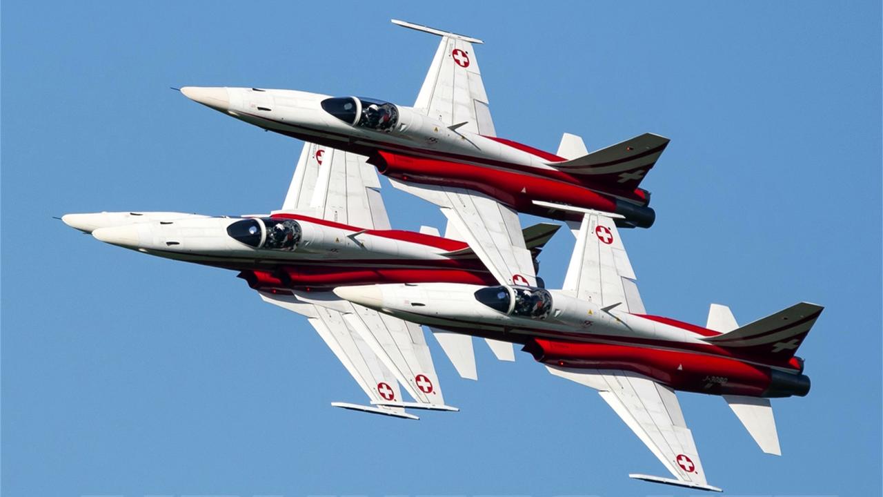 瑞士空军飞行表演队的F-5B，当年有一个很响亮、很冷战的外号——自由战士，是西方