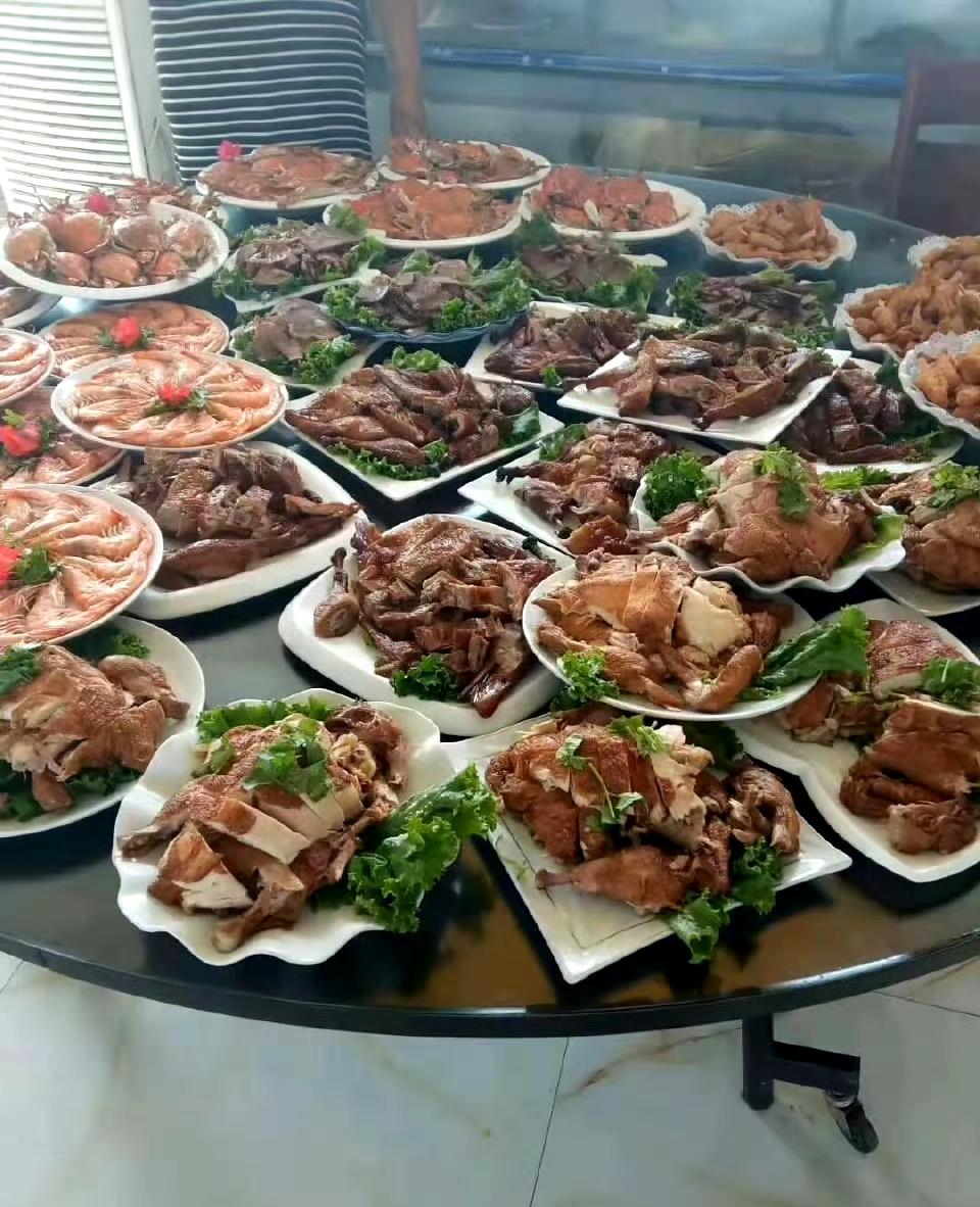 什么酒才能配得上这一桌豪横的菜？
