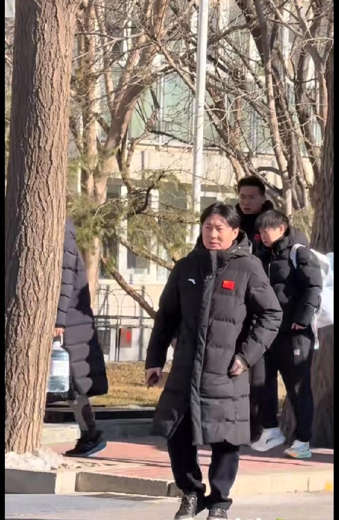 一眼锁定莎宝✨ 亚洲杯见！
 
一眼就从人群里锁定我们莎宝👀
全黑穿搭+单肩包