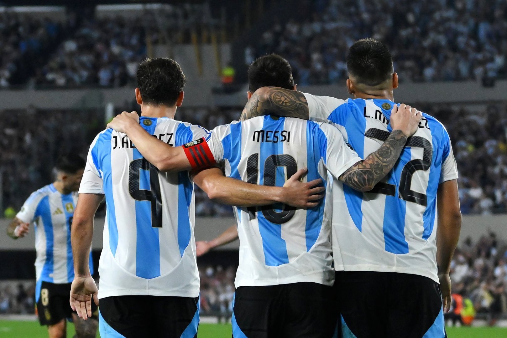 🚨🇦🇷最新消息：阿根廷的进攻仍有问题需要解答。虽然梅西梅开二度成为本届世界