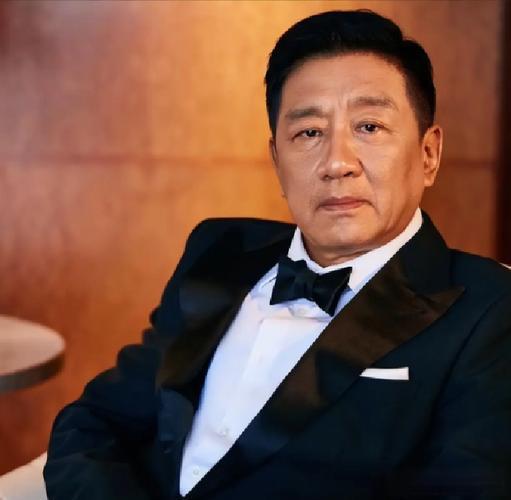 一个演员，戏拍了七成，突然要求片酬翻倍，不给就罢演。导演二话不说，把已经拍好的几