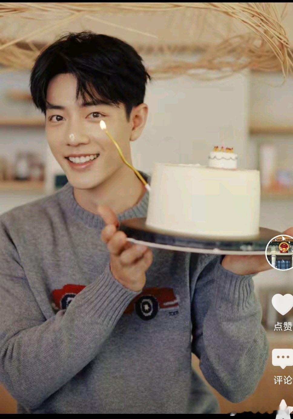 肖战给自己做了个开水壶蛋糕 肖战这个举动真的好温暖又有创意呀！“开水壶”是粉丝们