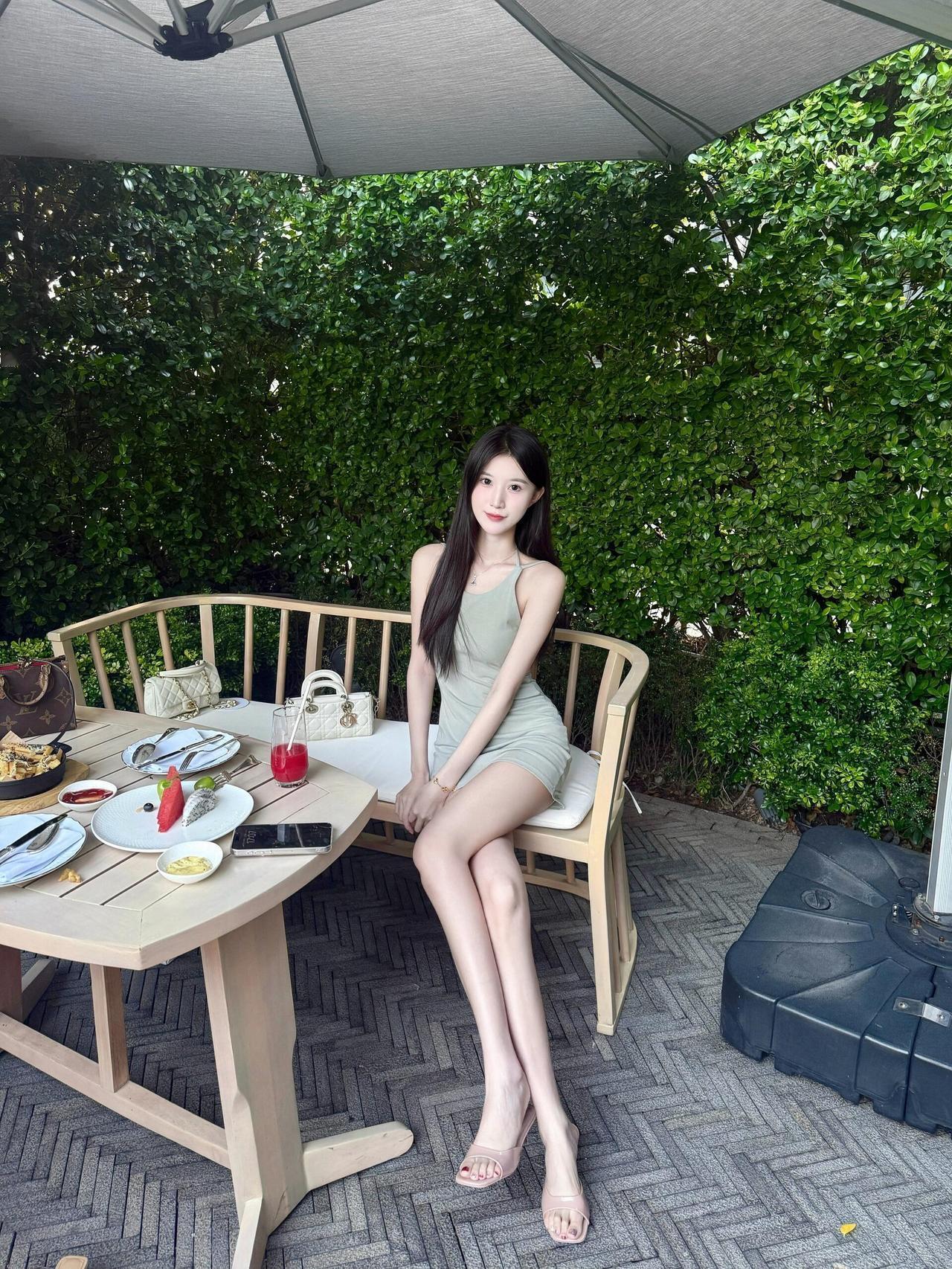 深圳空中谧园☕️🍃
安达仕酒店谧园餐厅太好拍啦～
周末去的人也比较少 极速出片