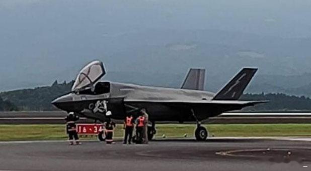 今天上午11时30分（当地时间），一架英国F-35B舰载战斗机紧急降落在鹿儿岛机