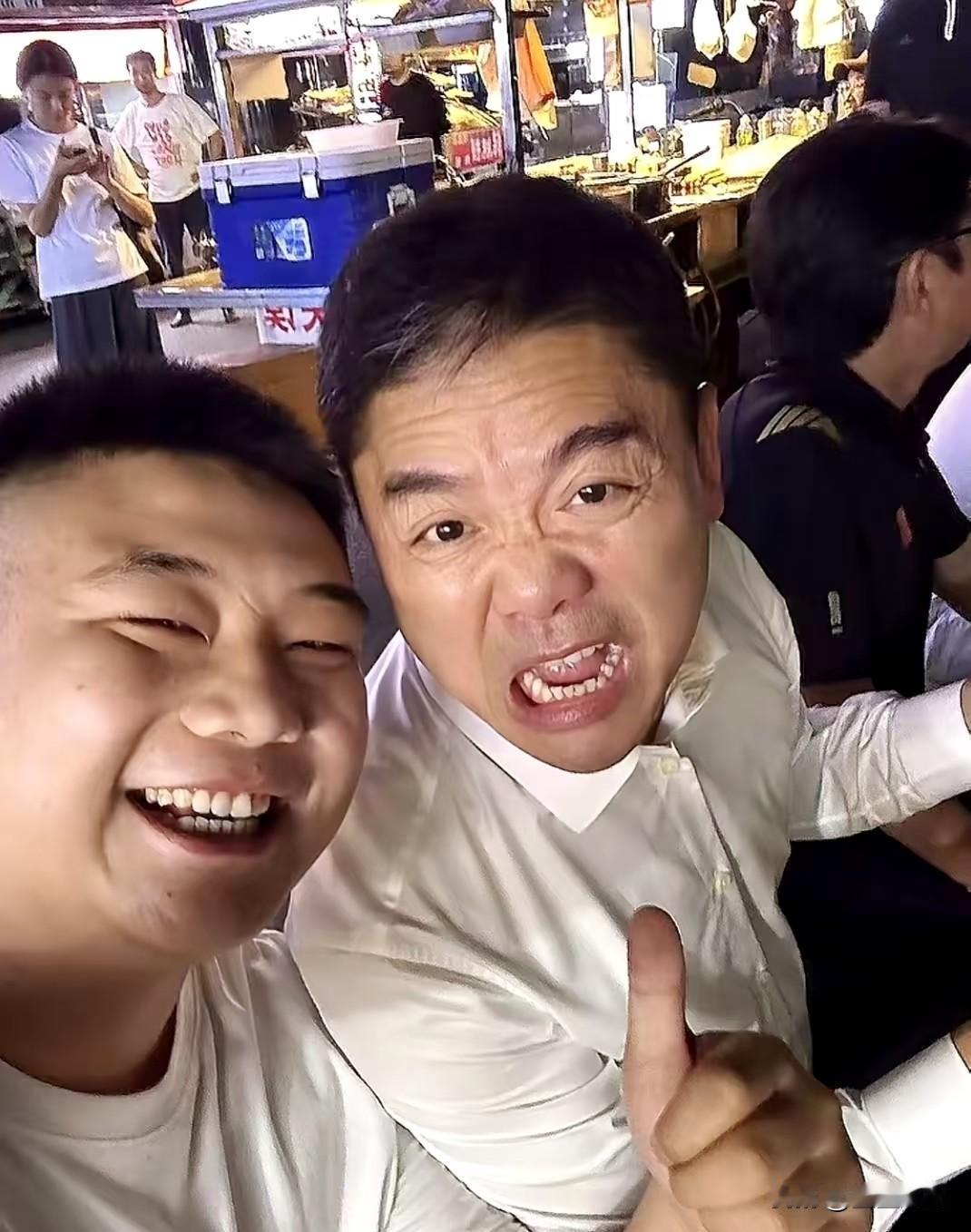 刘强东路边摊端塑料碗闷酒，我没哭
祖宅被泼油漆他云淡风轻，我也没哭
当他说老乡凑
