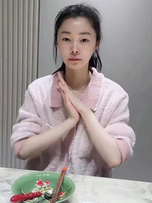 宋轶素颜照也太能打了吧！
 
家人们快看！宋轶素颜曝光，没了浓妆脸小一圈，皮肤白