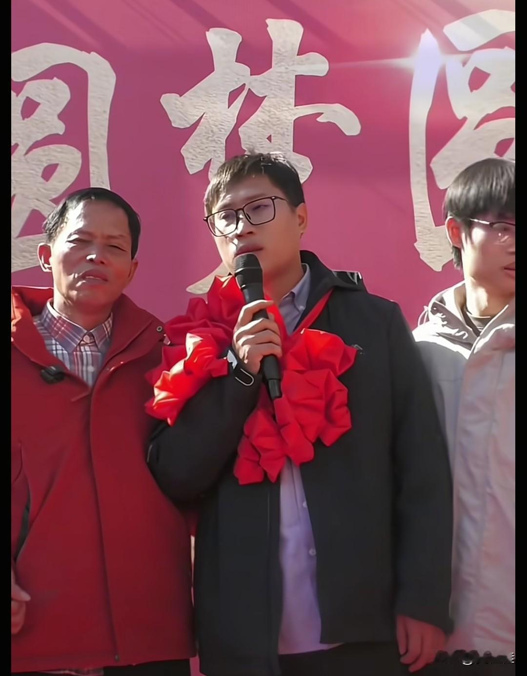 梁志辉正过马路，眼角瞥见对面人行道上站着个大叔。大叔穿着件印着黑白照片和文字的寻