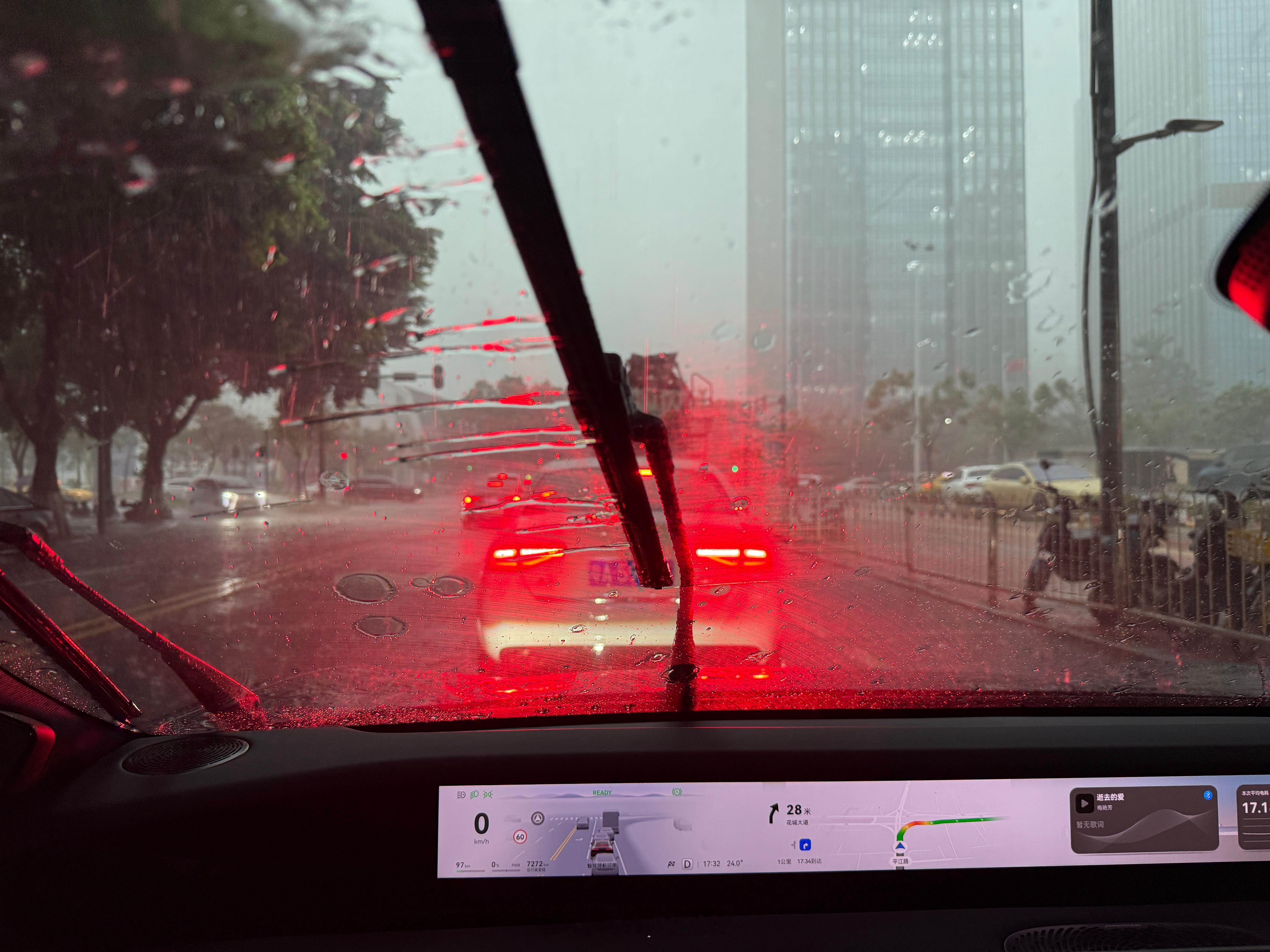 这一刻的广州，还好有车广州暴雨 ​​​