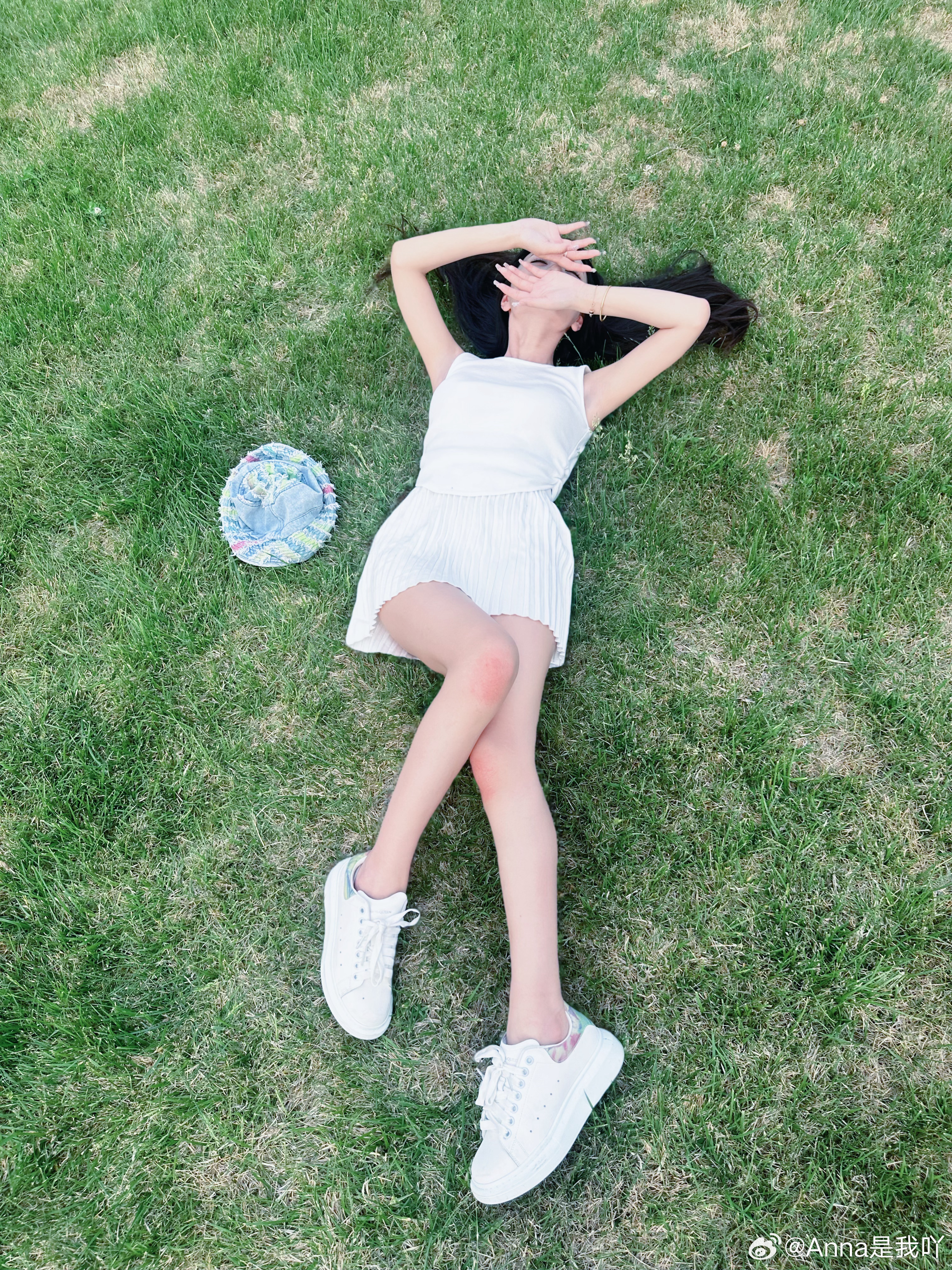 草地拍照太有氛围感了📷#济南##草坪拍照##氛围感拍照##穿搭#  ​​​