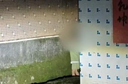 4 岁幼童无人看管露宿街头险象环生，父亲摆烂弃养只知打游戏，还配拥有监护权吗？