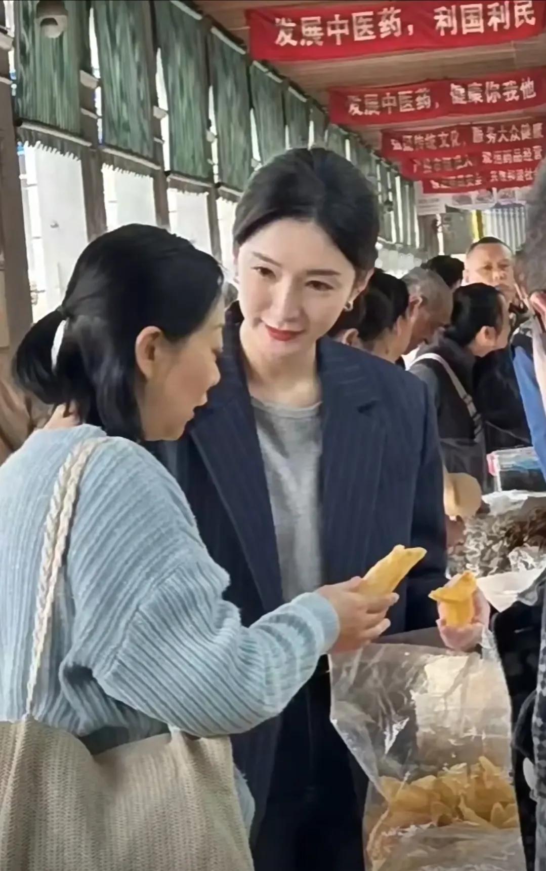 广州清平市场偶遇江疏影买花胶，原来她是在拍摄《月色正浓》电视剧，她这个穿着打扮好