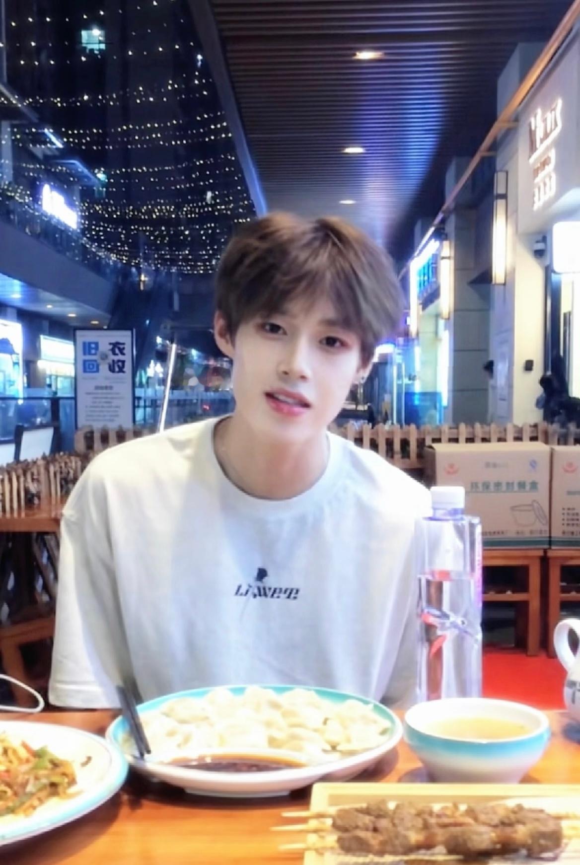 韩汶栩不再依赖粉丝算哥哥赚够了韩汶栩曾立专注事业不恋爱人设，2026年4月官宣恋