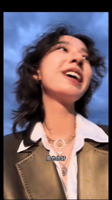 这位网红跟周也的颜值不相上下，甚至她的五官比周也更立体更优越！和高圆圆合影也没有