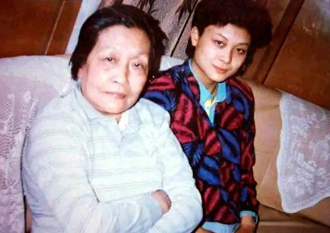 1987年世乒赛，何智丽公然违抗让球命令，硬生生把队友打下去拿了冠军。回国后她被