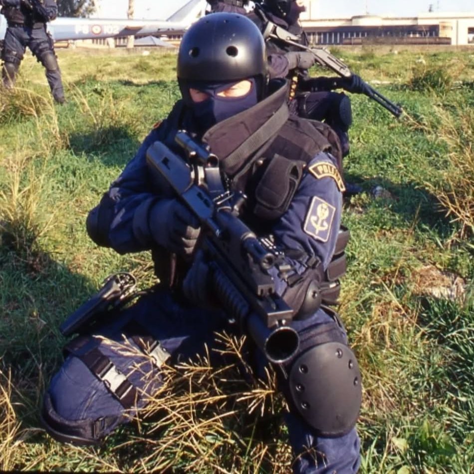 1990年代末，配备M203下挂式榴弹发射器、使用斯太尔AUG A1型5.56毫