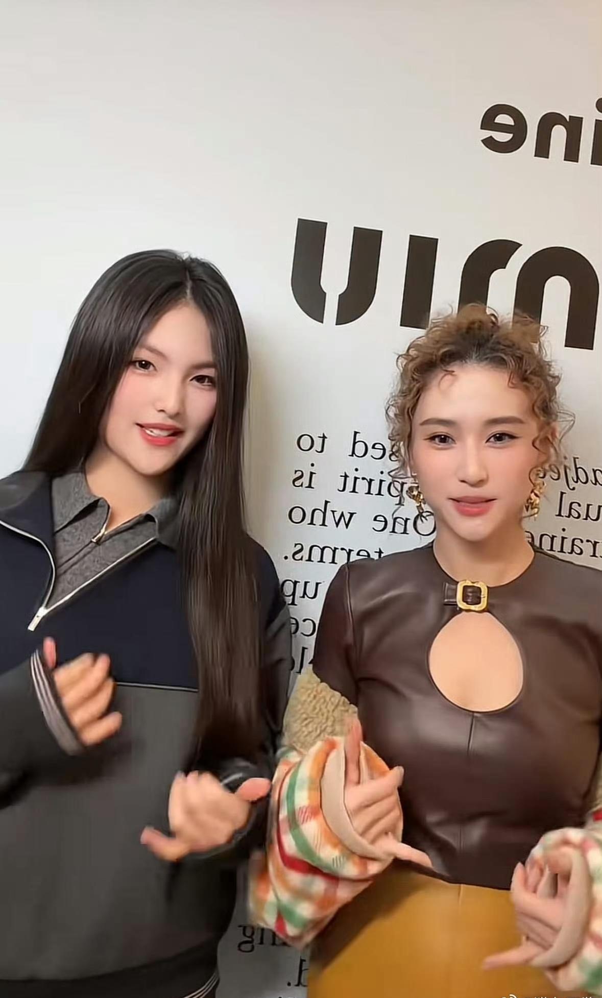 王诗龄和何超莲同框了，一个14岁，一个32岁，站着像两幅画。
一个在英国寄宿校啃