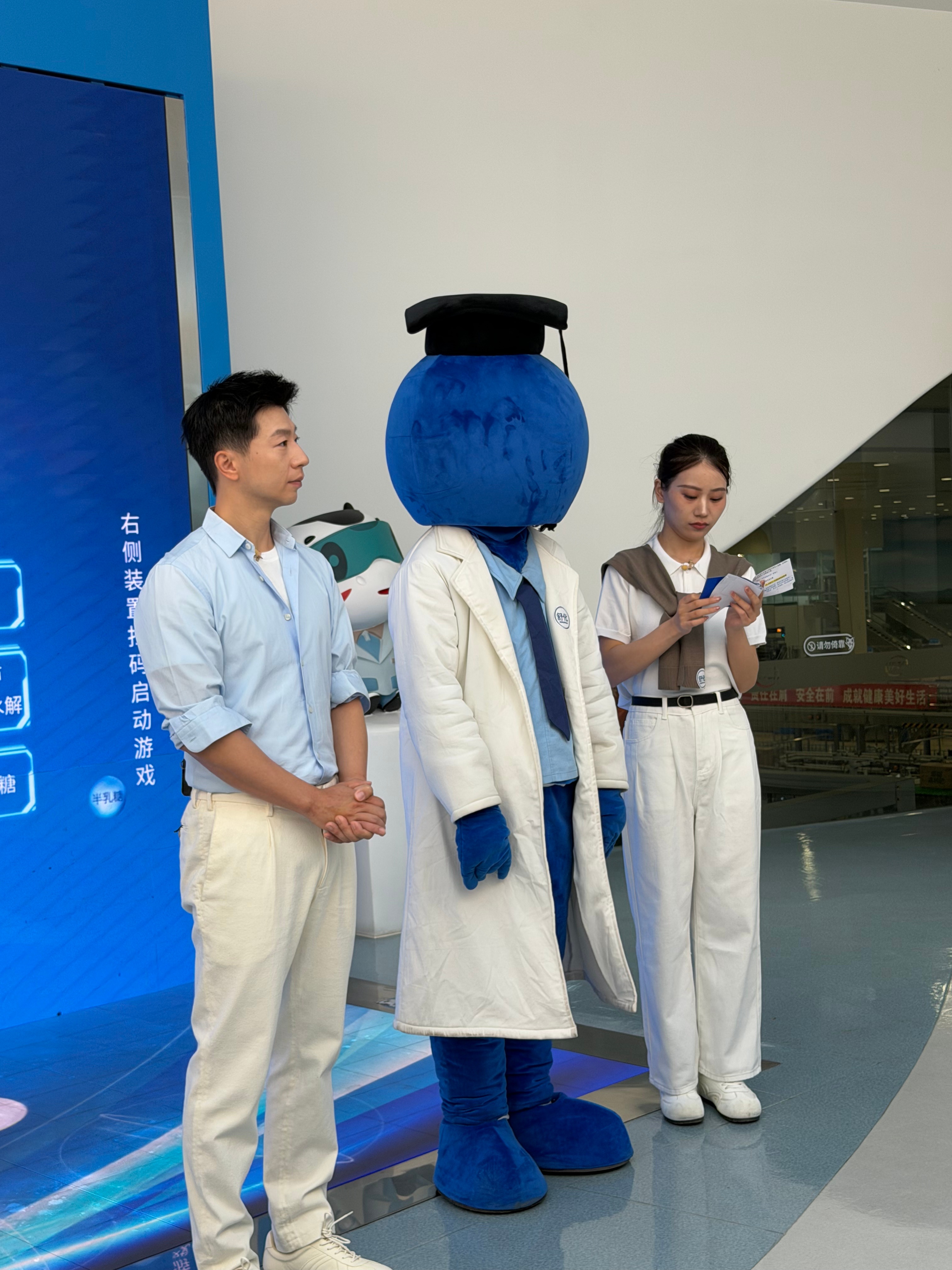 在大厂工作的真实感受马龙变身工厂体验官打卡舒化工厂，沉浸式观摩牛奶生产全流程，整