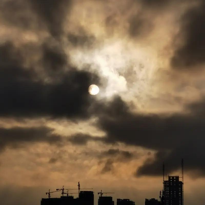 上联：朝霞绘九天；念姐邀对乌云挡日月
