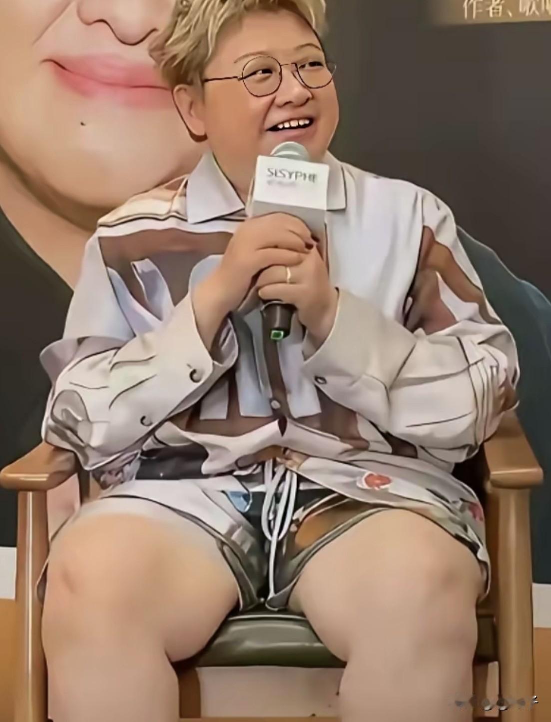 韩红原计划于7月18日在武汉举办的演唱会最终取消了，缘由是台风来袭，搭建舞台颇为