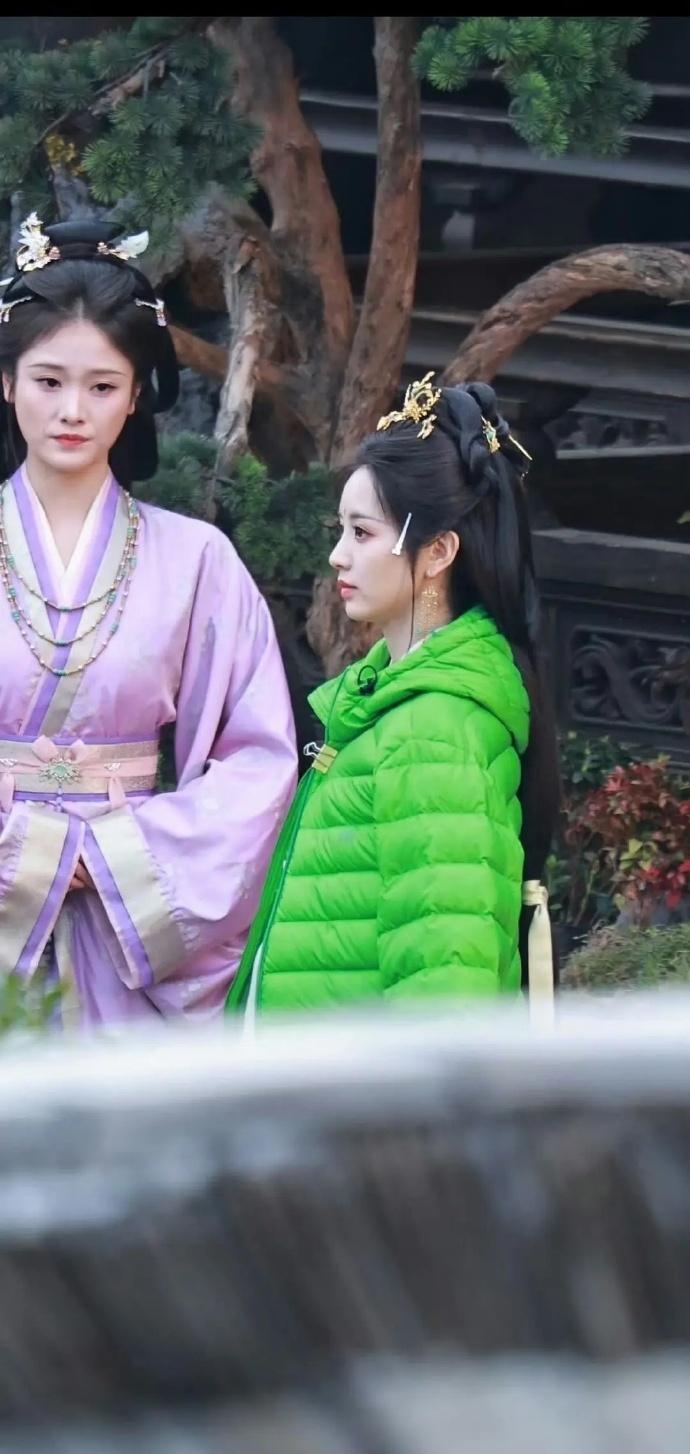 谁不想拥有田曦薇这样的闺蜜，连续三部戏都带闺蜜演女配，还直接上宣传海报，太仗义了