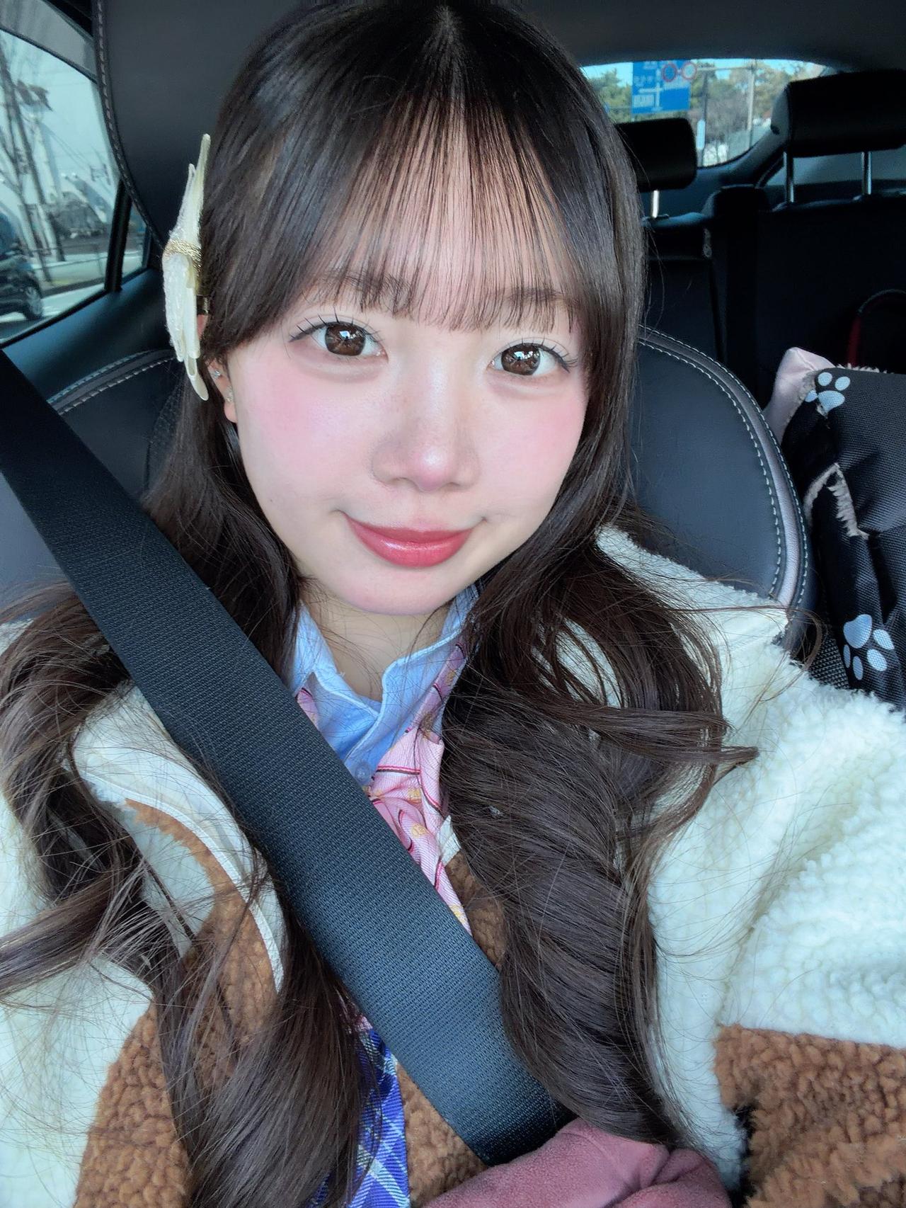 笑靥如花，车中人似玉。