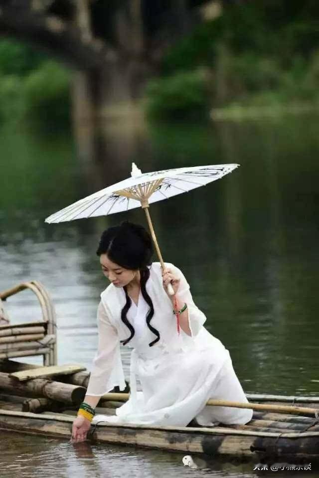 女人到底该拼人品还是美貌？答案很现实——人品是保命钱，美貌是消耗品。

短期看脸