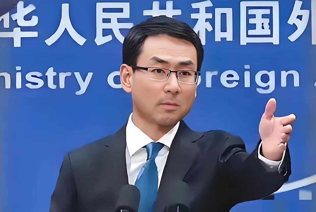 把认怂吹成智慧，
这哪是读书读通透了，
分明是把骨气

读没了！
 
现在竟有人