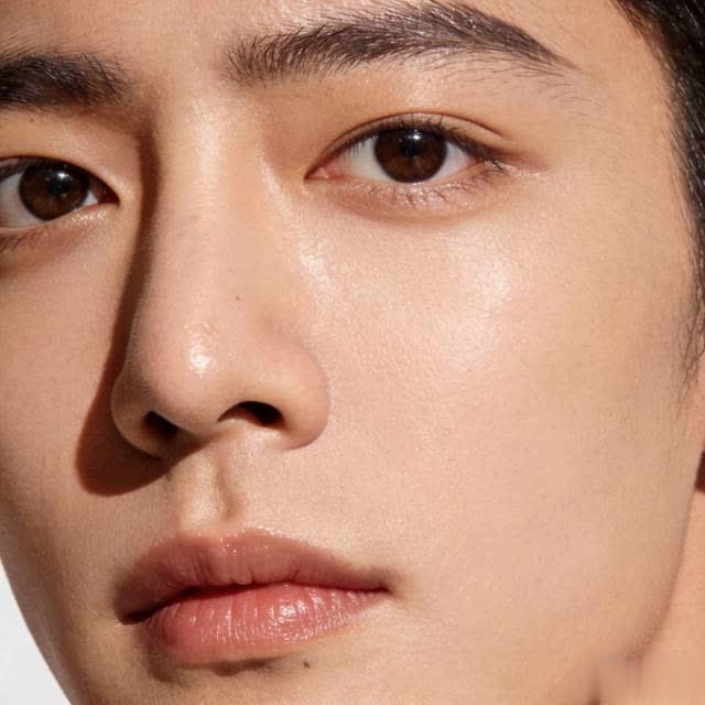 第一眼以为给肖战开美颜了：原生骨相自带滤镜，这才是顶流的真实底气
 
“第一眼以