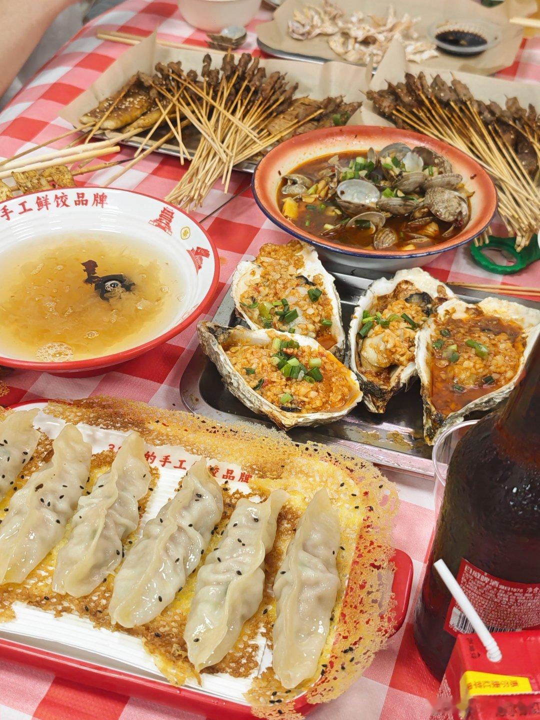 今晚又满足了[馋嘴]南昌困住我的，大抵就是这诱惑力满满的美食～明天开始减肥[柯基