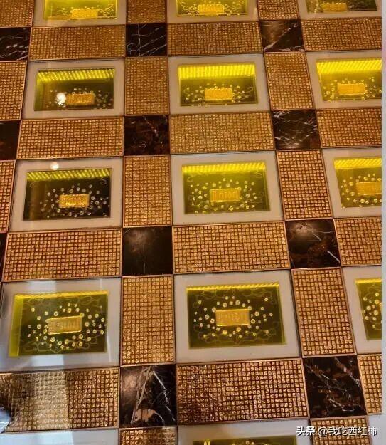 英皇酒店把地板撬了卖金盈利九千万
澳门英皇原本有条黄金走廊，最近被连夜拆了。对游