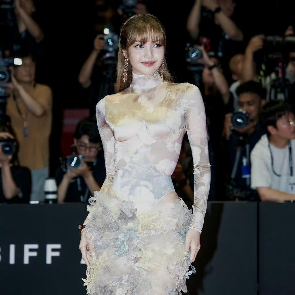 lisa亮相釜山国际电影节 Hot girl Lisa🥵 ​​​