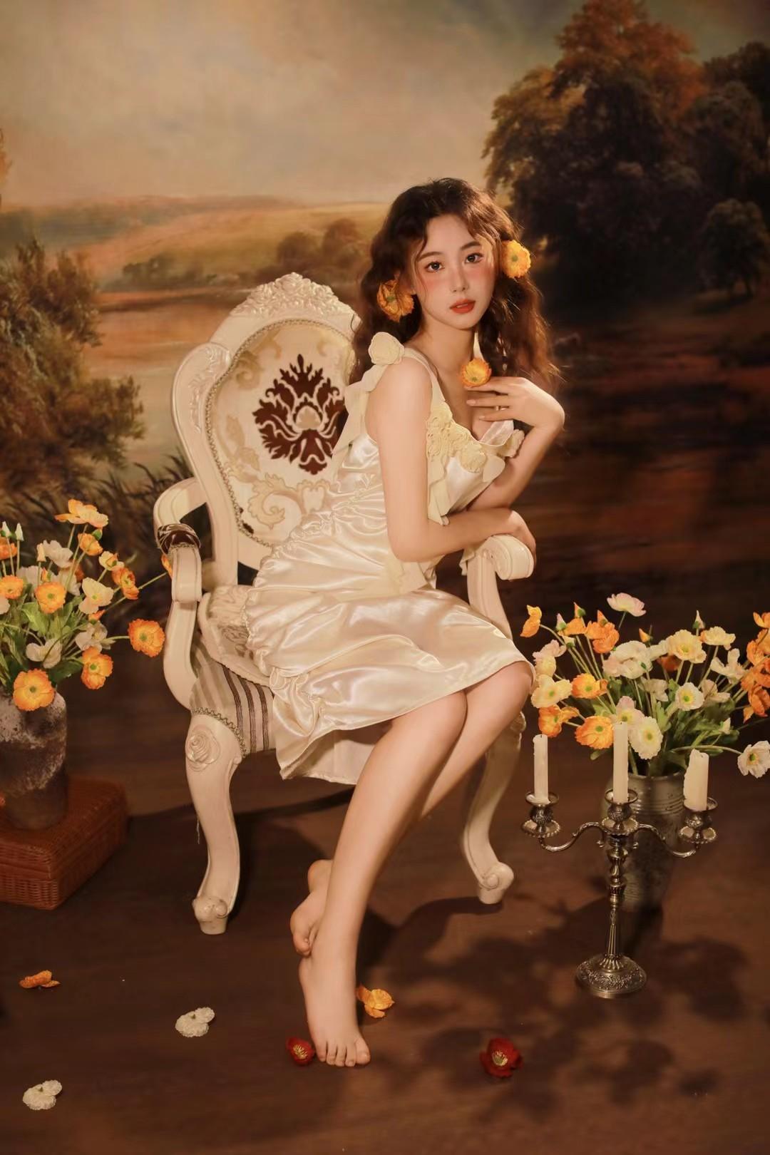 少女摄影|NO.0232期
清纯艺术系少女室内写真
误入油画梦境