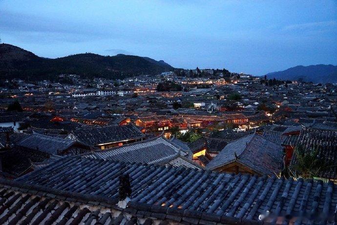 丽江古城，青砖黛瓦、灯火阑珊，你喜欢吗？ 云南旅行  丽江旅行游记   via: