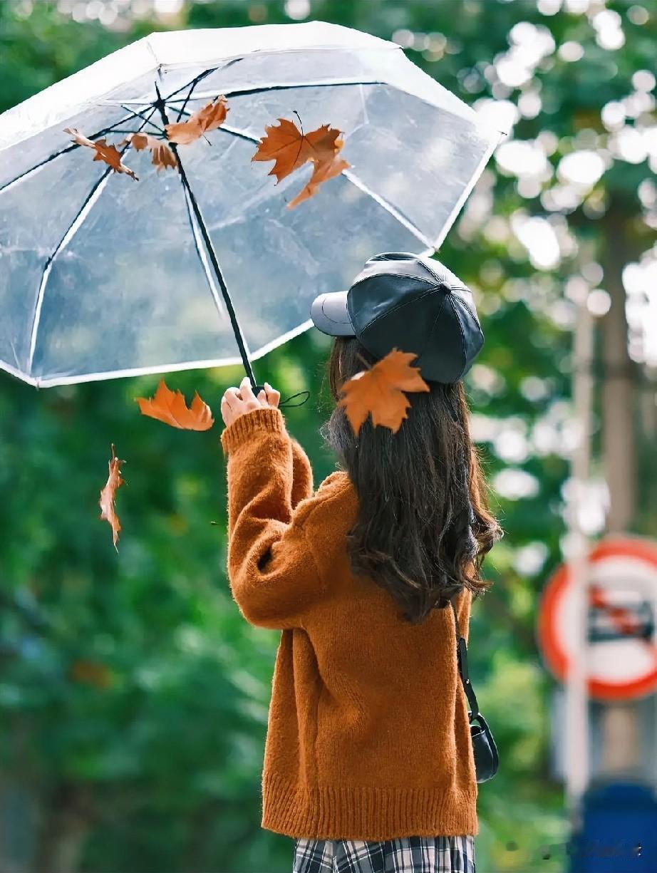 "竹杖芒鞋轻胜马，谁怕？一蓑烟雨任平生。"苏东坡当年淋的那场雨，和有心人今日伞下