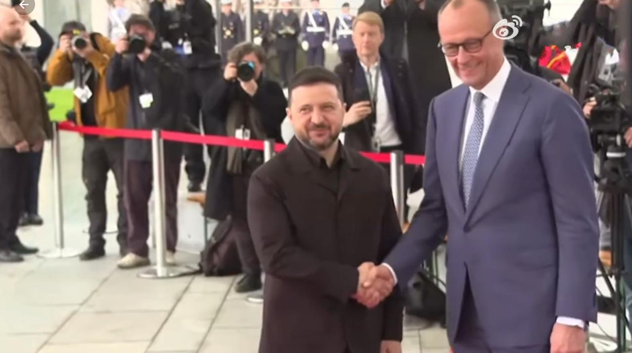 这身高差，握手的时候一个仰视一个俯视，并排站在一起的时候一个身高瞩目一个精神干练